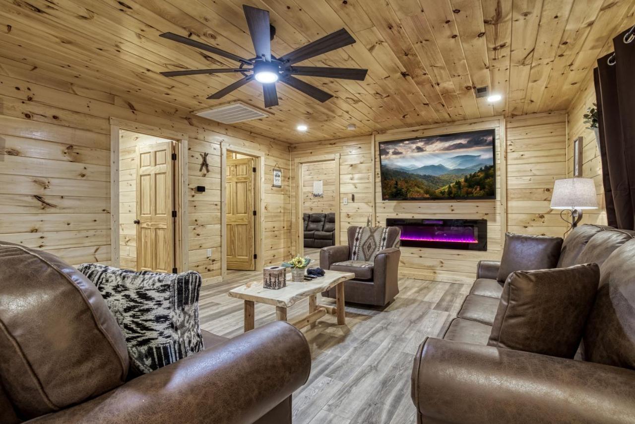 Hidden Creek, Pool Table, Hot Tub, 1089 Free Tickets Each Paid Day, Dollywood And Holiday home *