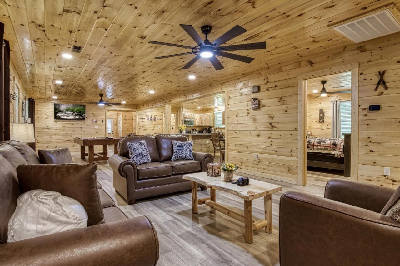 Hidden Creek, Pool Table, Hot Tub, 1089 Free Tickets Each Paid Day, Dollywood And Holiday home Gatlinburg