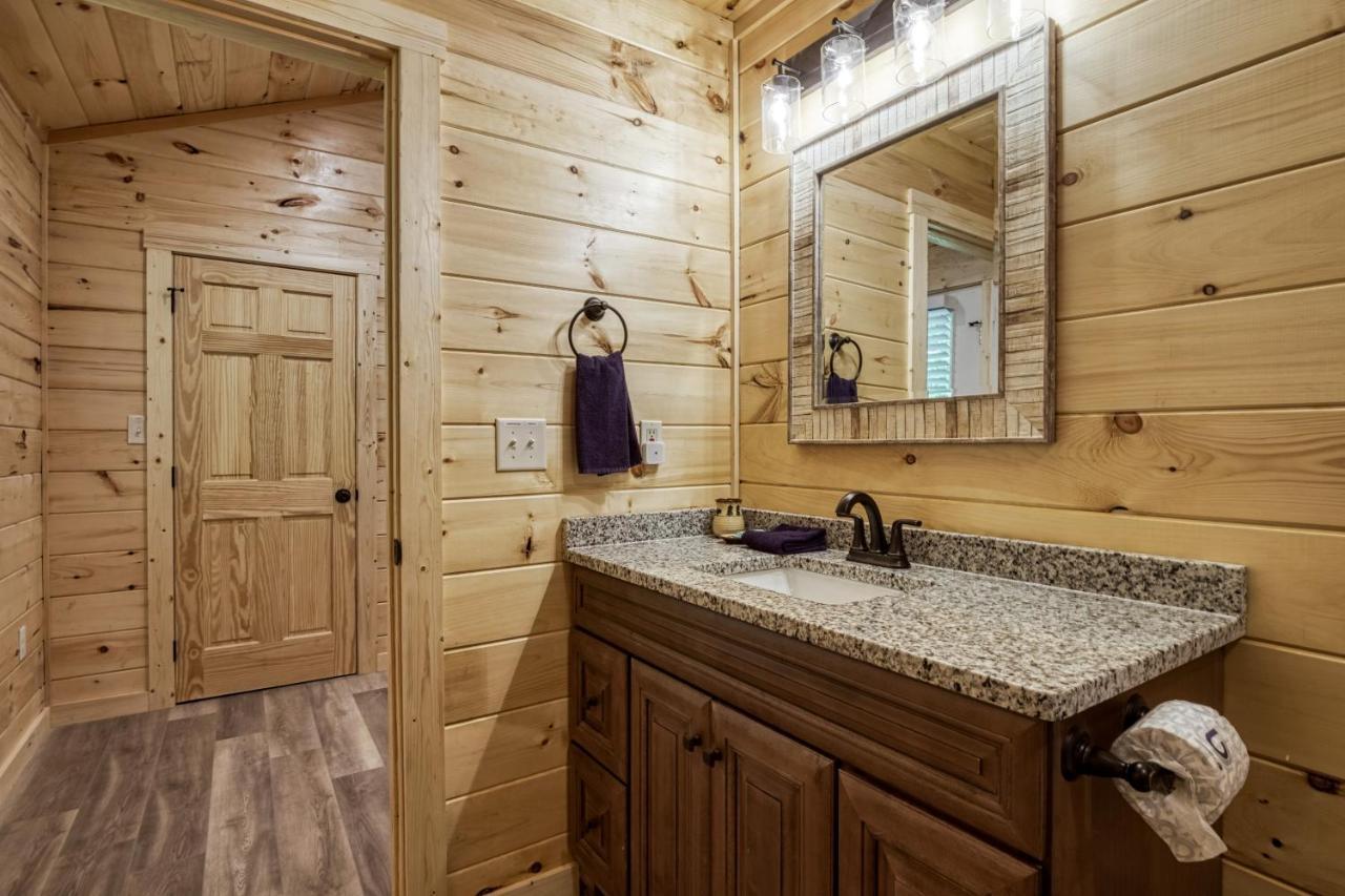 Hidden Creek, Pool Table, Hot Tub, 1089 Free Tickets Each Paid Day, Dollywood And Holiday home