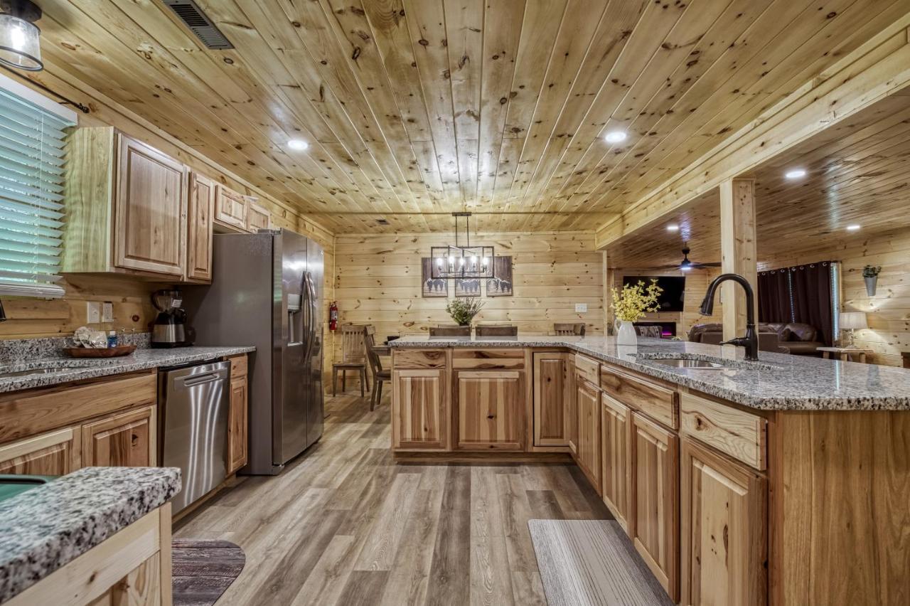 Hidden Creek, Pool Table, Hot Tub, 1089 Free Tickets Each Paid Day, Dollywood And Holiday home Gatlinburg