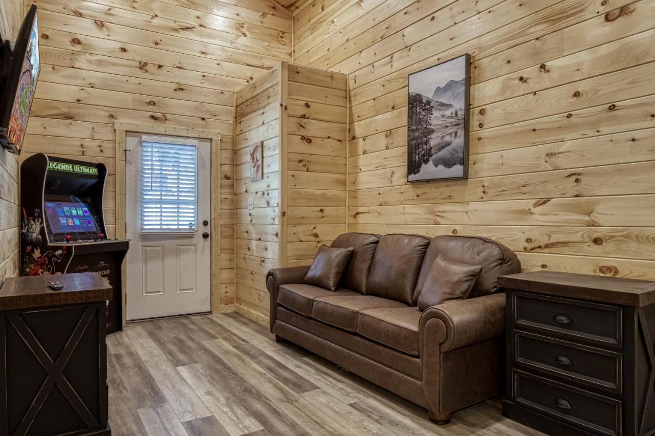 Hidden Creek, Pool Table, Hot Tub, 1089 Free Tickets Each Paid Day, Dollywood And