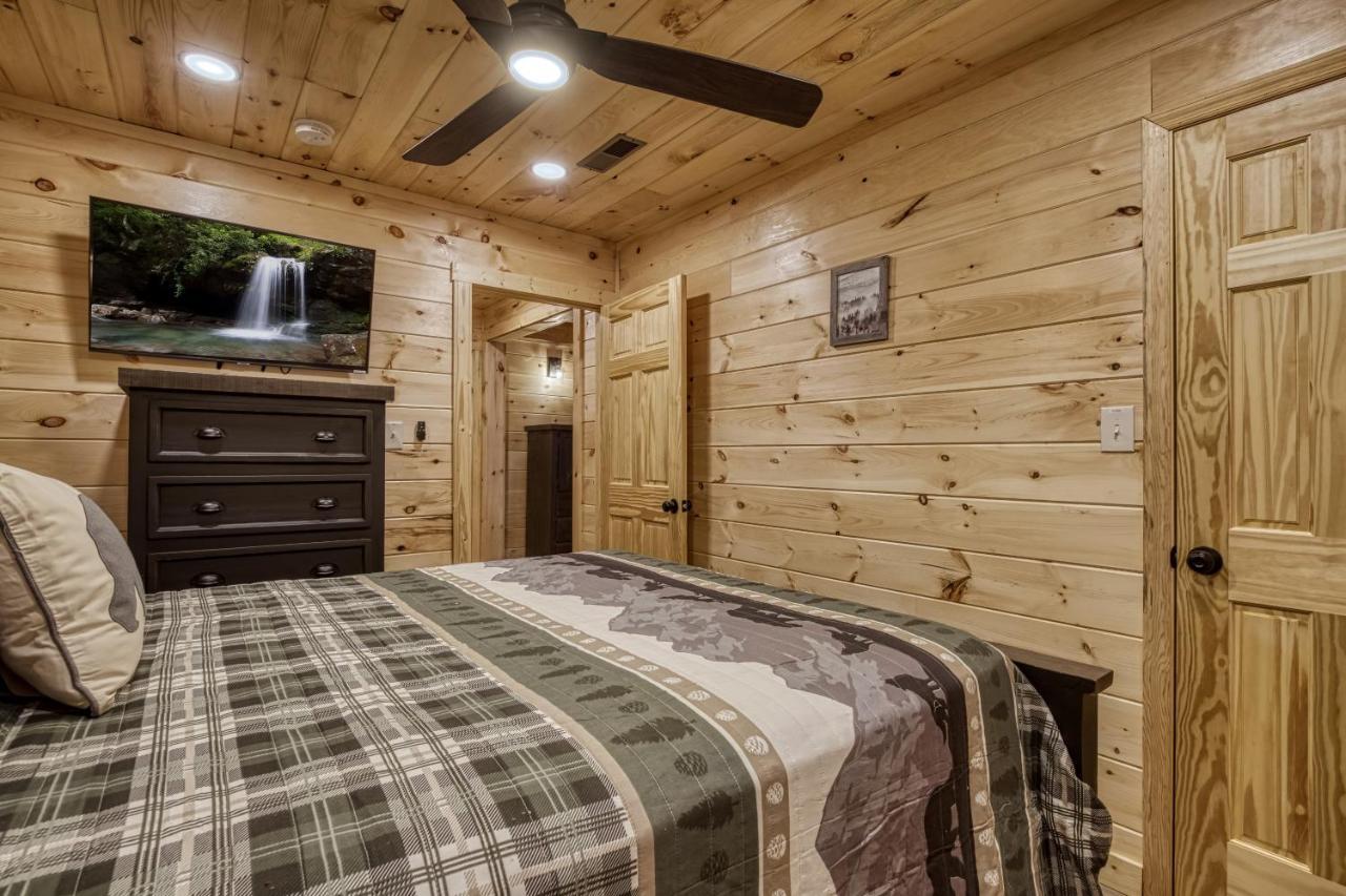 Hidden Creek, Pool Table, Hot Tub, 1089 Free Tickets Each Paid Day, Dollywood And