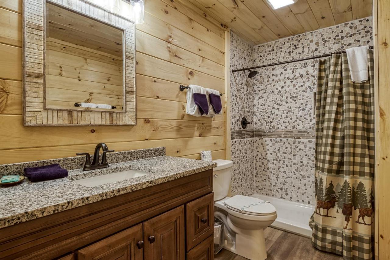 Hidden Creek, Pool Table, Hot Tub, 1089 Free Tickets Each Paid Day, Dollywood And Holiday home