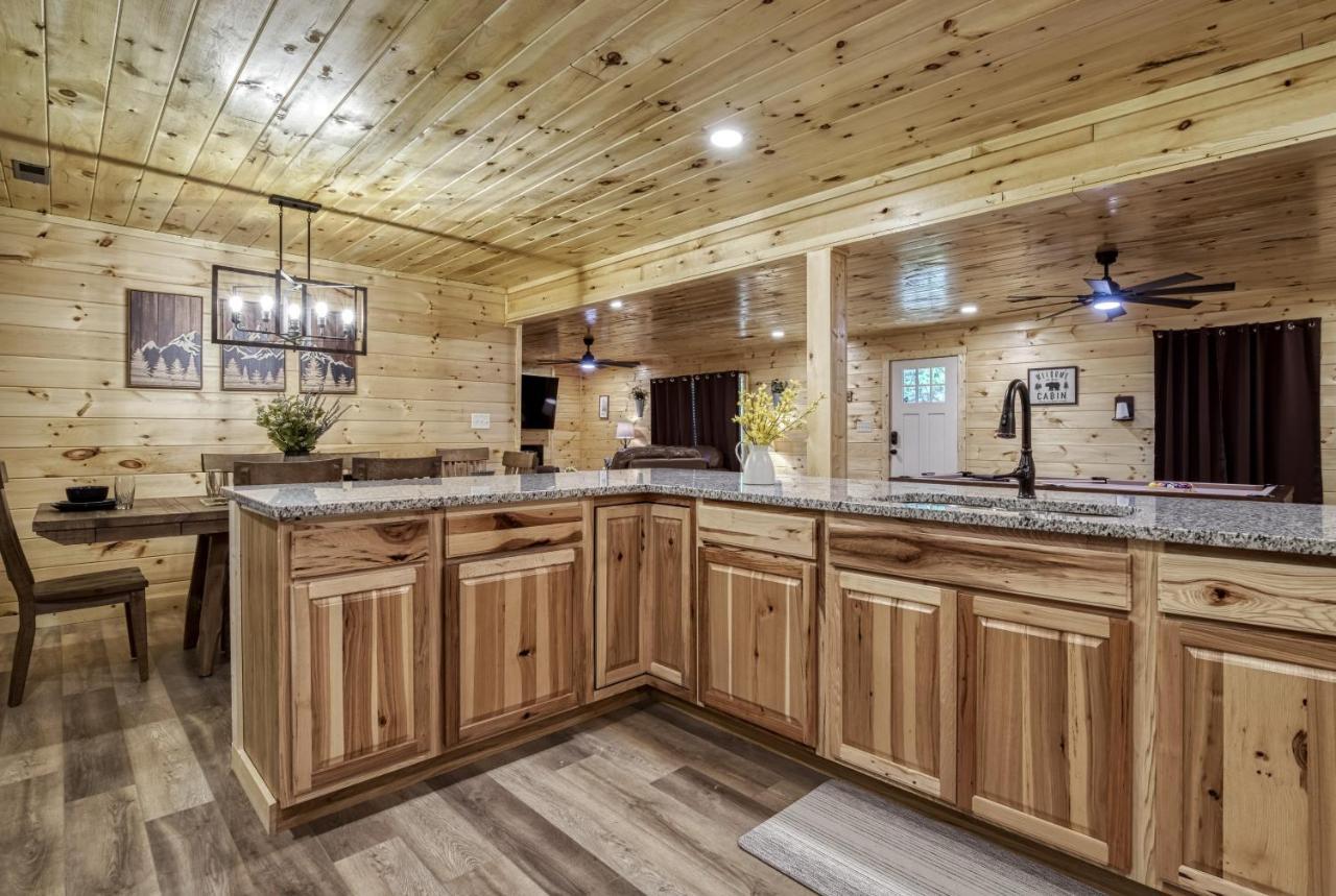 Hidden Creek, Pool Table, Hot Tub, 1089 Free Tickets Each Paid Day, Dollywood And Holiday home