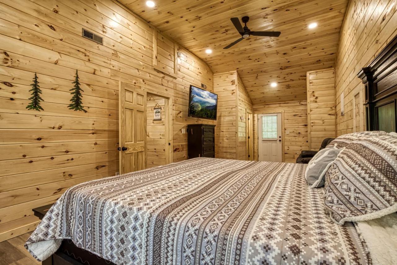 Hidden Creek, Pool Table, Hot Tub, 1089 Free Tickets Each Paid Day, Dollywood And