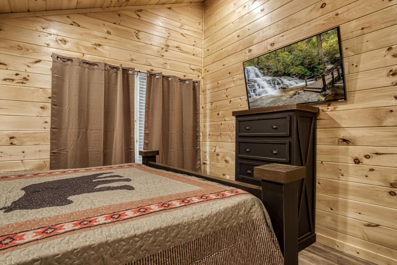 Hidden Creek, Pool Table, Hot Tub, 1089 Free Tickets Each Paid Day, Dollywood And Holiday home *