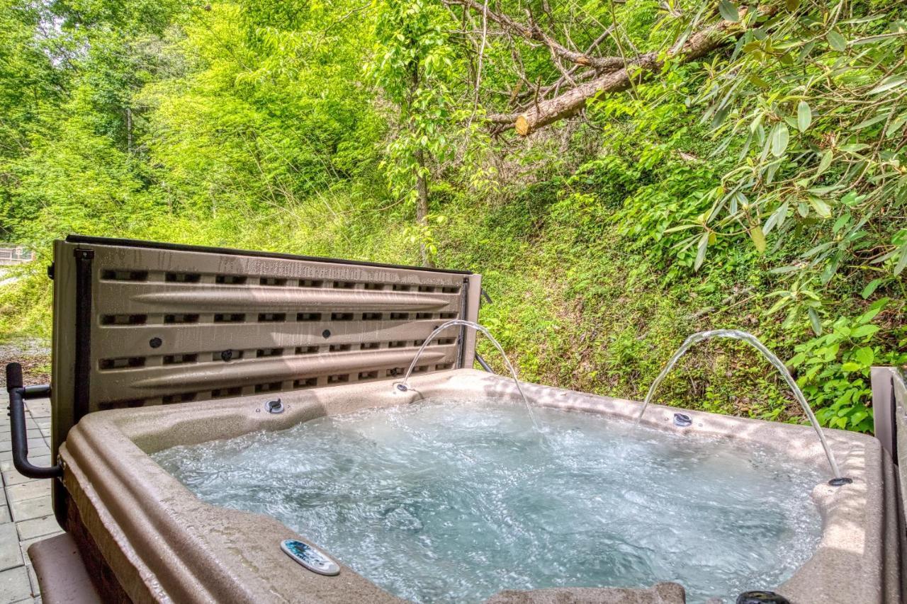 Hidden Creek, Pool Table, Hot Tub, 1089 Free Tickets Each Paid Day, Dollywood And Holiday home *