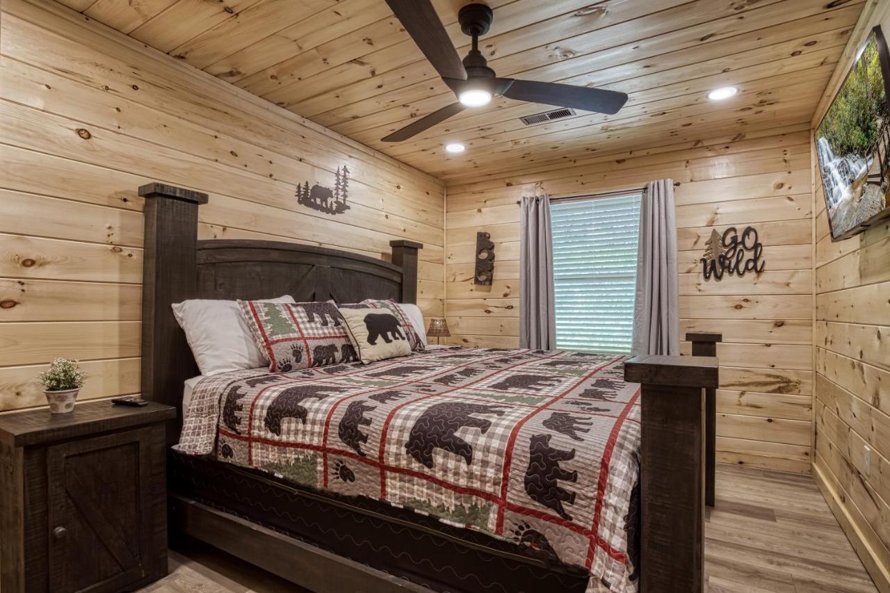 Hidden Creek, Pool Table, Hot Tub, 1089 Free Tickets Each Paid Day, Dollywood And Holiday home Gatlinburg